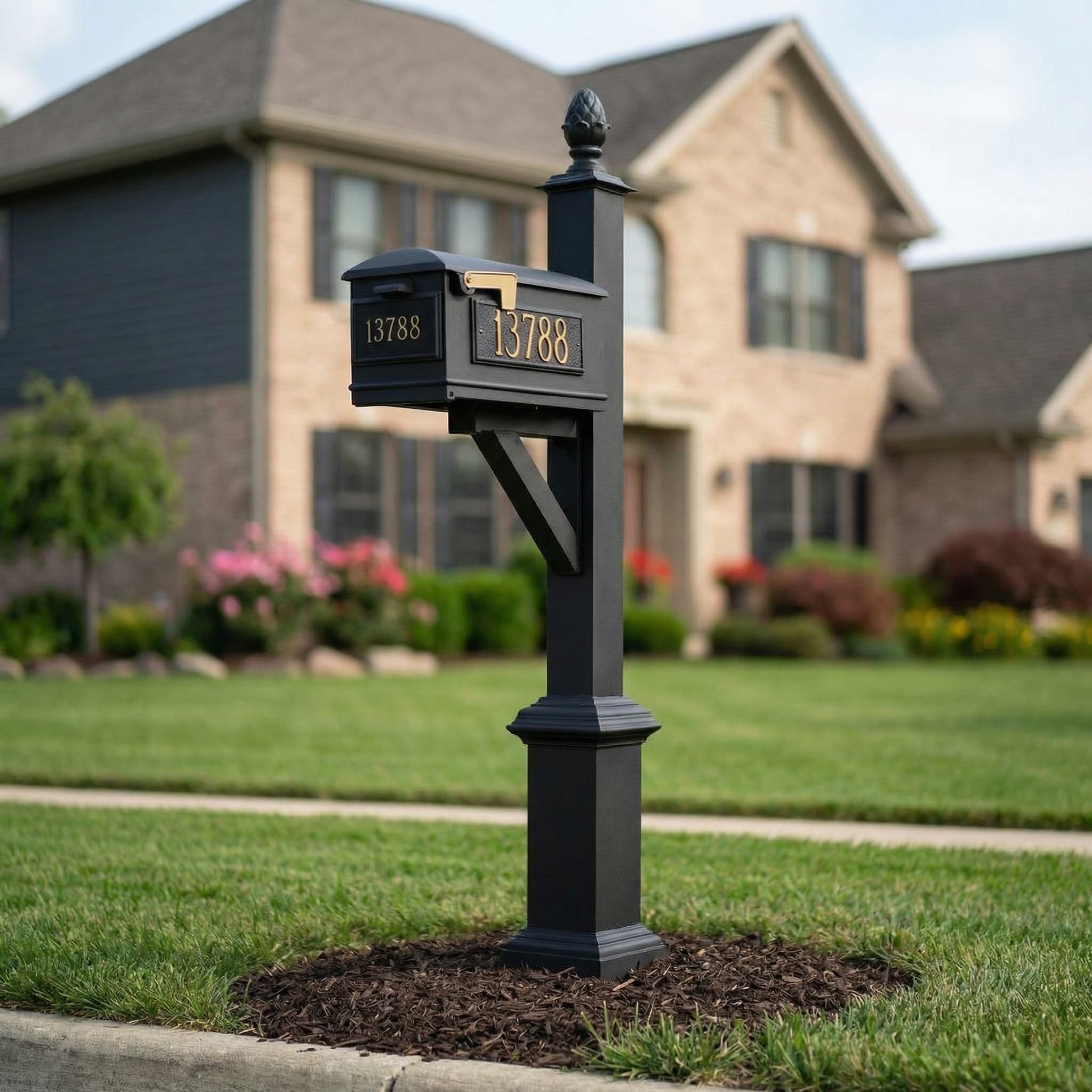 Westhaven square-collar post with Lewiston mailbox and number plates in Chicagoland