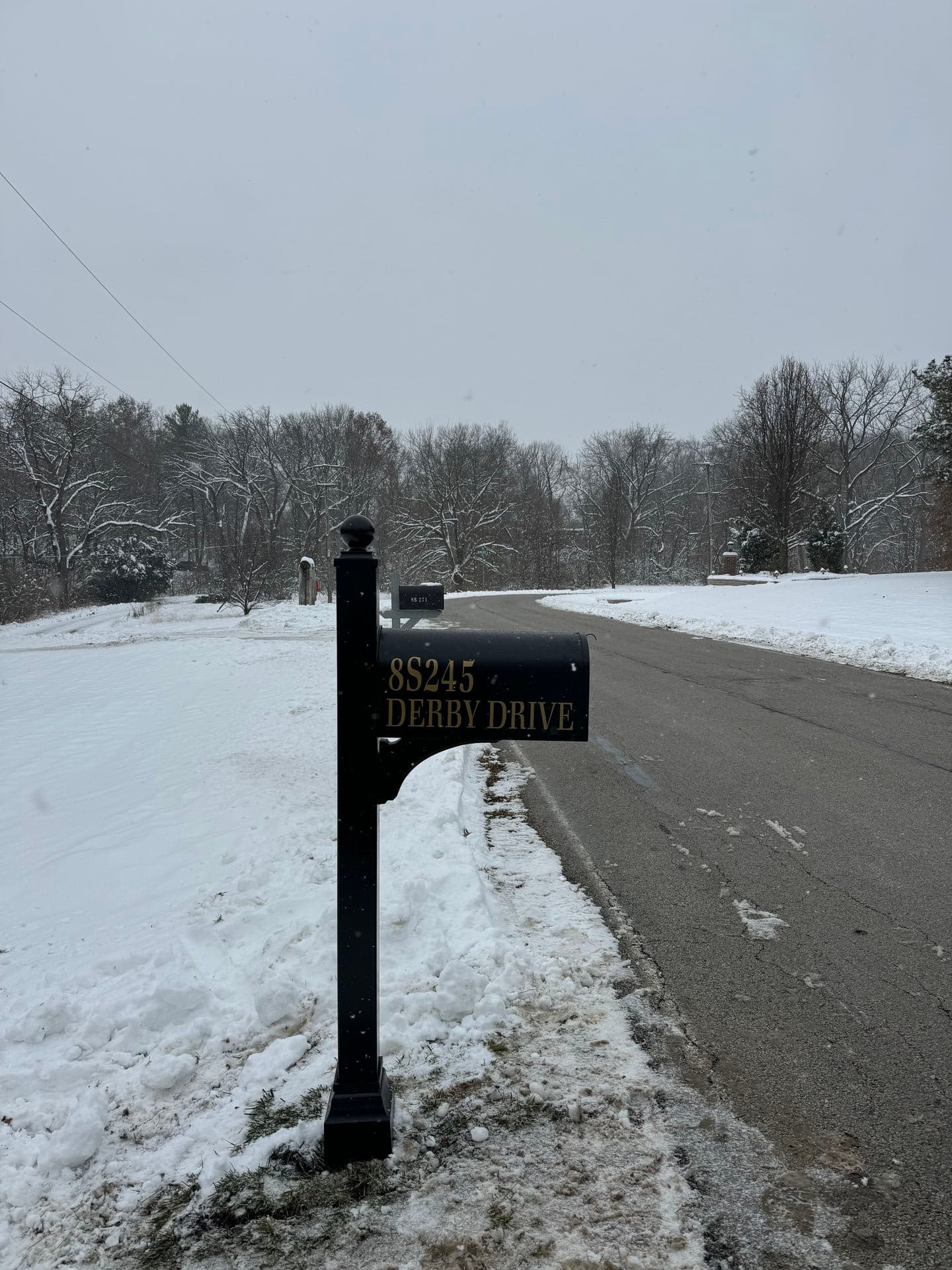 White cast aluminum mailbox installed in Downers Grove, IL